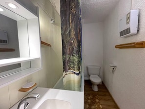 A bathroom with a modern sink, mirror, and toilet. - Ski-in/ski-out & foot of the slopes, 1st floor, balcony, ski locker, 23m², Valmorel (Valmorel)
