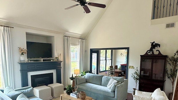A living room with a fireplace, two sofas, a coffee table, and a ceiling fan. - Private 4BR Oxford Home Minutes from Ole Miss & Square (Oxford)