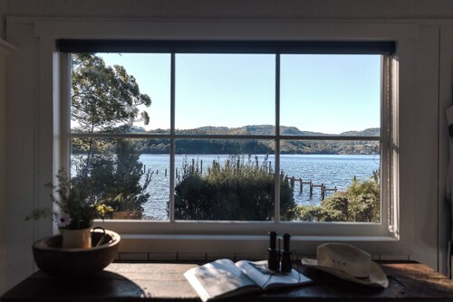Bushy Summers - Nurturing waterfront shack in secluded Lettes Bay, Strahan