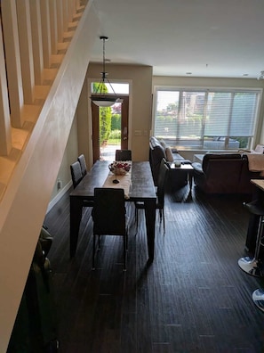 Ein modernes Interieur mit Essbereich, Treppe und Blick ins Freie.
