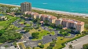 Un hôtel situé en bord de mer, composé de plusieurs bâtiments, doté d’un parking et offrant une vue sur l’océan.