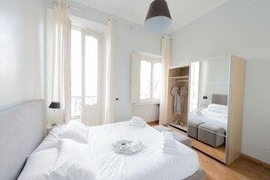 A hotel room with a large bed, a wardrobe, and a mirror. - Fontana Più Stella (Rome)