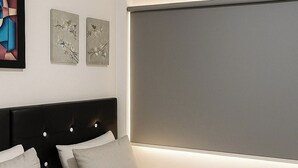 A modern bedroom with two beds, a large window, and artwork on the wall. - Exclusiveapt Wifi Balcony Tv Laundry Medellín (Medellín)