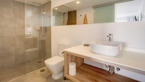 A modern bathroom with a glass-enclosed shower, a white sink, and a toilet. - Quiet Studio with Sea View & Pool in Puerto del Carmen (Puerto del Carmen)
