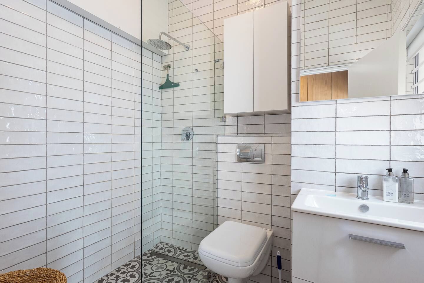Ein Badezimmer mit Dusche, Toilette und Waschbecken.