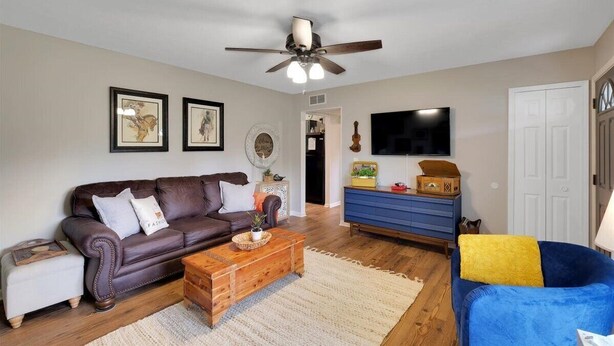 Living area - "Call Me Old-Fashioned" in Derby & Bourbon Country! (Louisville)
