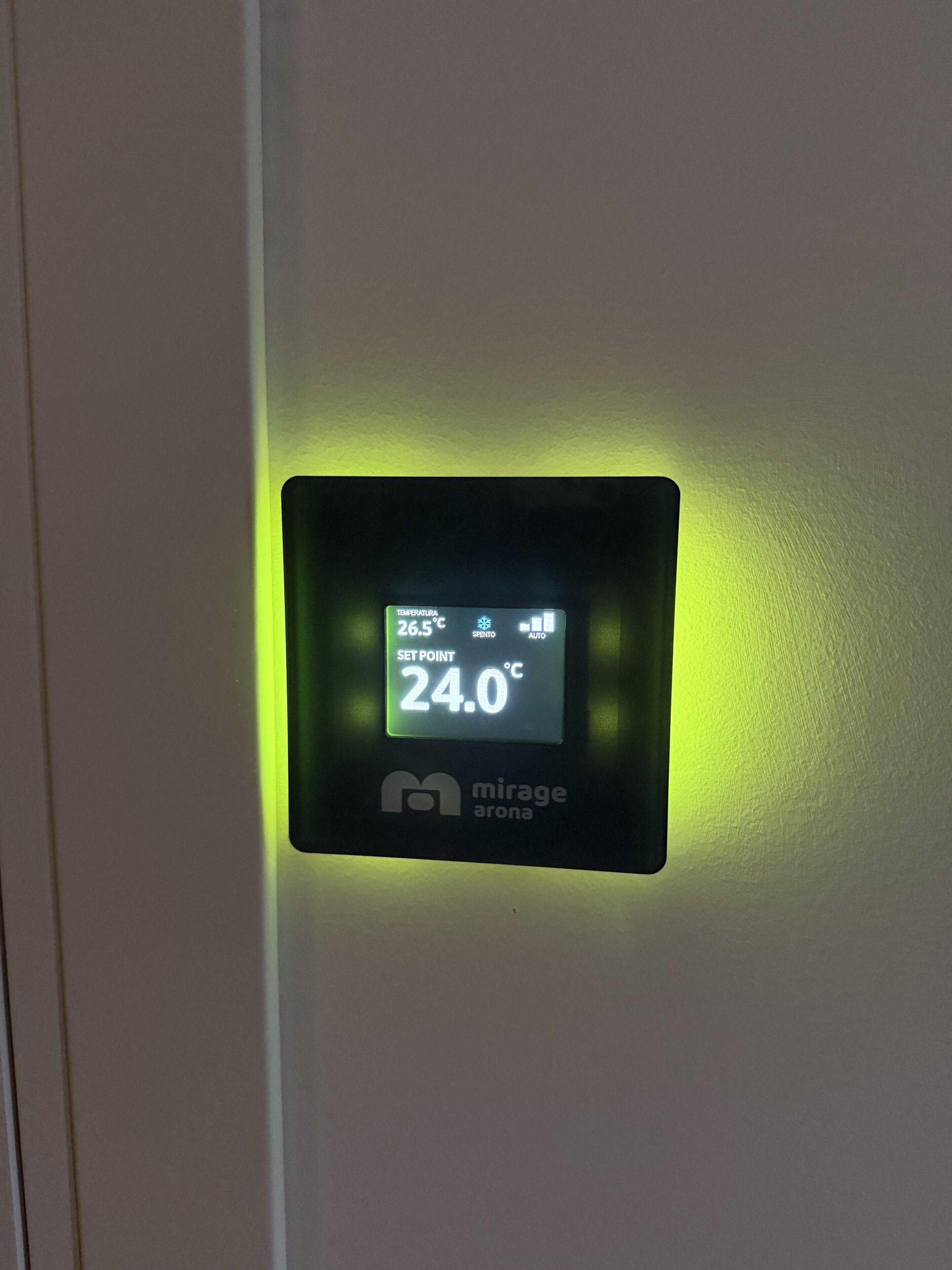 Een digitale thermostaat toont een temperatuur van 24,0 graden Celsius.