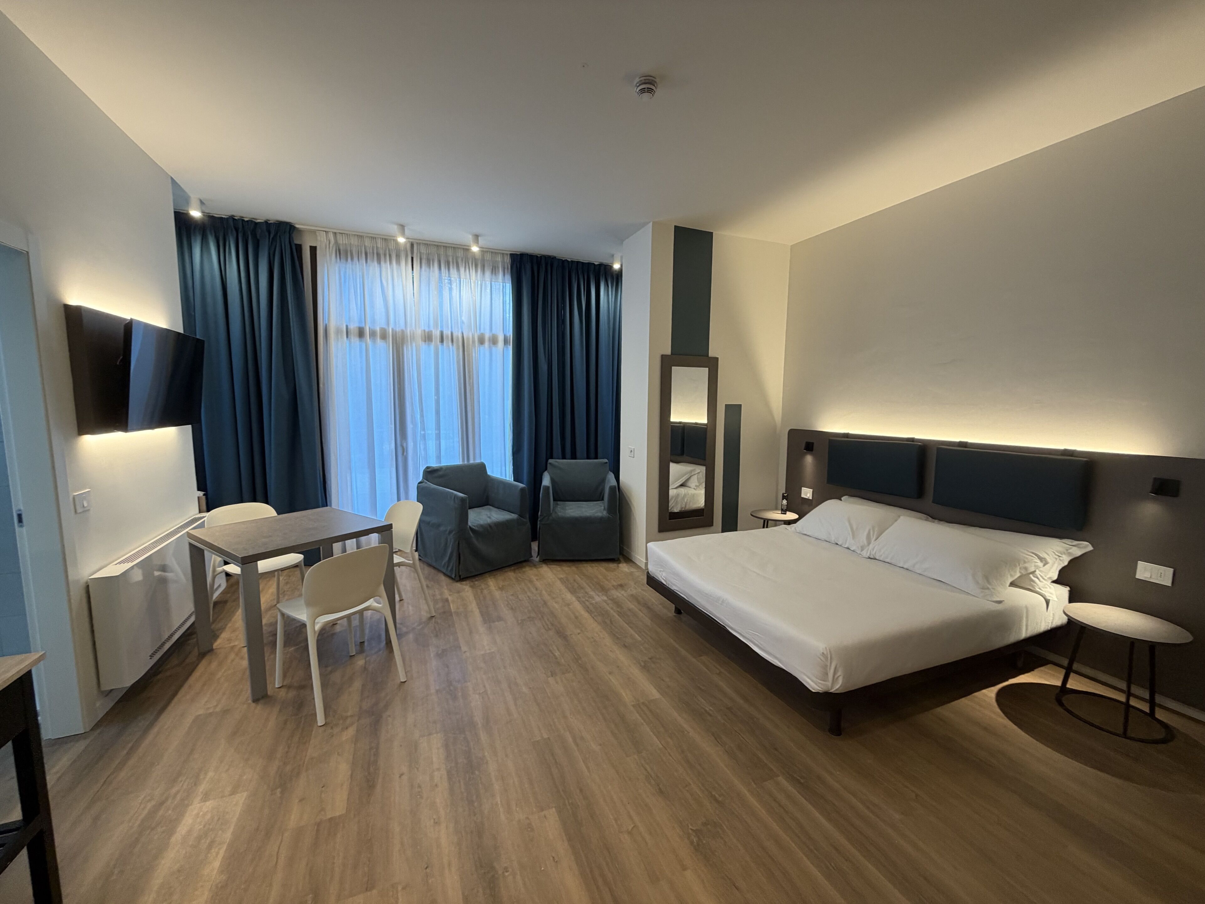 Deluxe Apartment | In-room safe, laptop workspace, blackout drapes, WiFi (free)