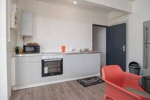 A compact kitchen with a microwave, oven, and a coffee station. - Saint-Phy - Piscine - Vue mer (Saint-Claude)