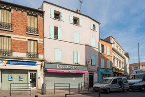 A street view with buildings, a closed boulangerie, and parked cars. - La Seinette - Proche gare - Wifi (Argenteuil)