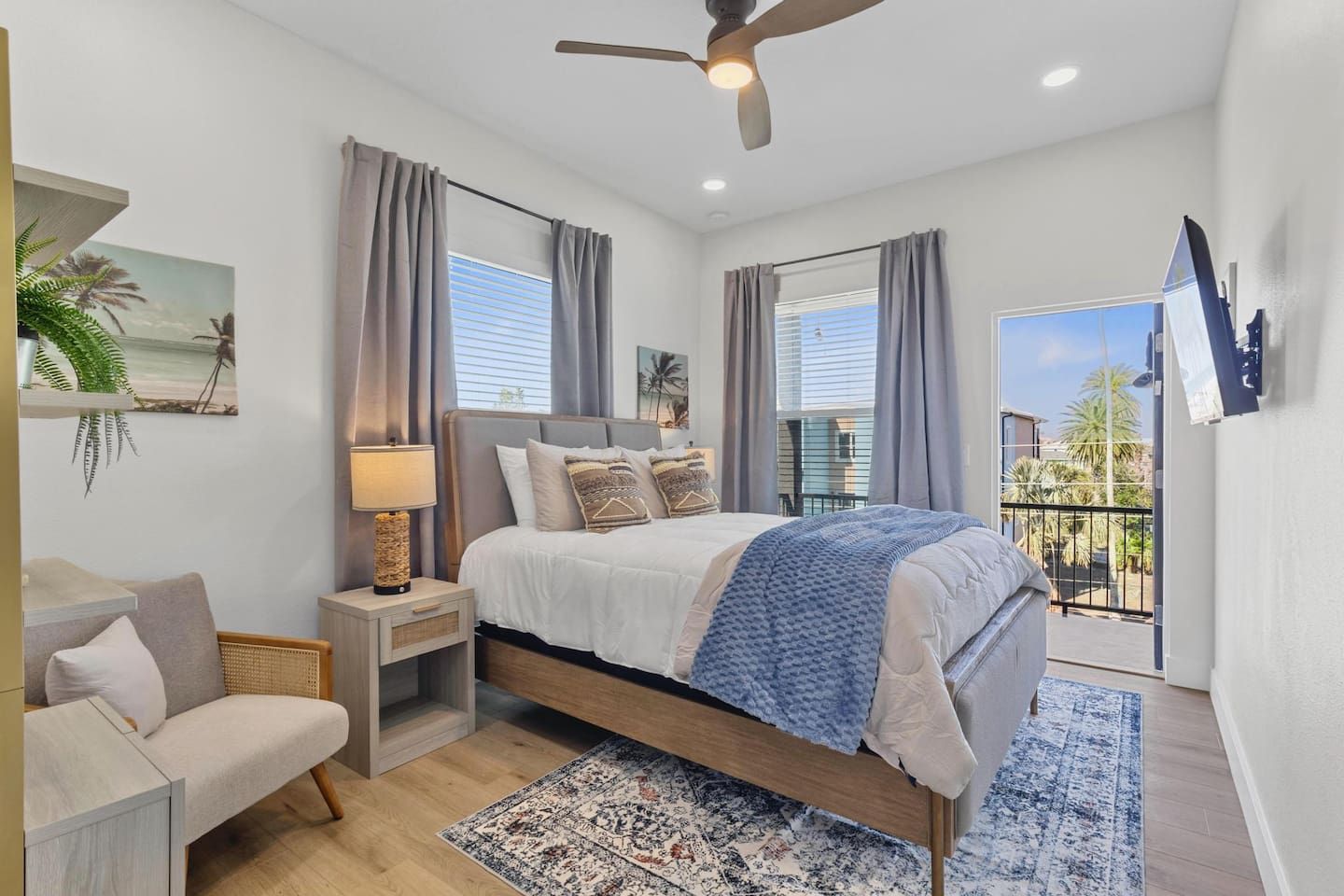 Une chambre à coucher moderne, avec un lit, une table de chevet, une lampe et une vue sur l’extérieur.