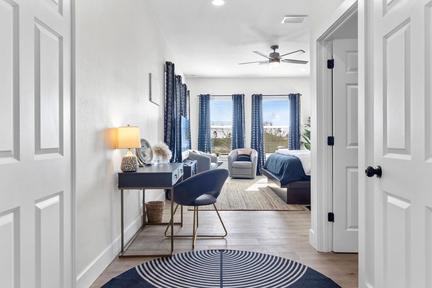Une chambre à coucher moderne avec un lit, un bureau et une chaise.
