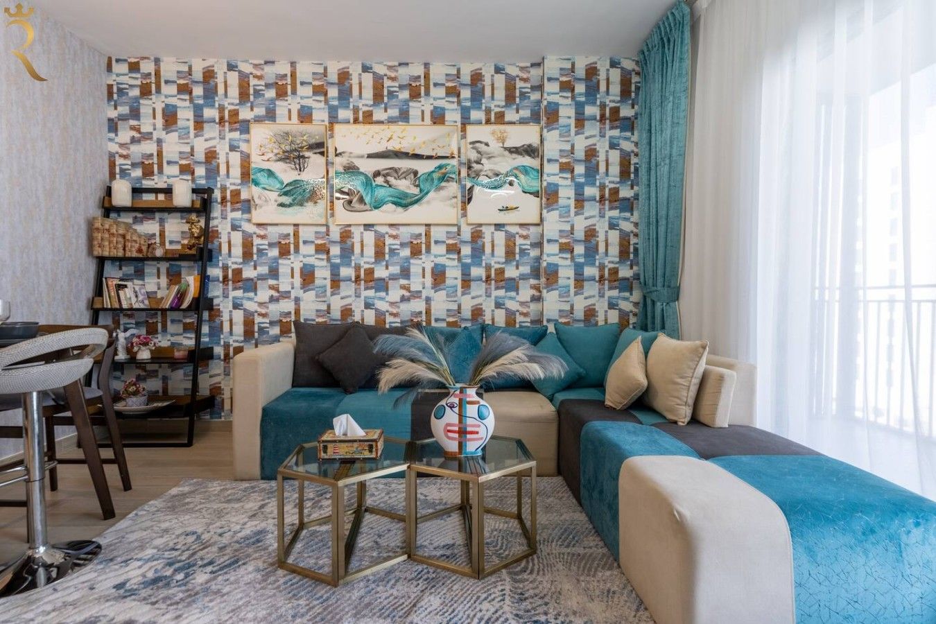 Ein Wohnzimmer mit einem gemusterten Wandbild, einer Couch, einem Couchtisch und einem Bücherregal.