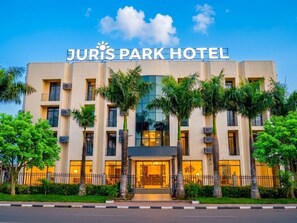 Un hotel con un letrero llamativo, varios pisos y una fachada bien conservada.