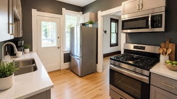 Coffee/tea maker, fridge, microwave, oven