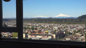 A view of a town with a mountain in the background. - Apartment in Downtown Temuco (Temuco)