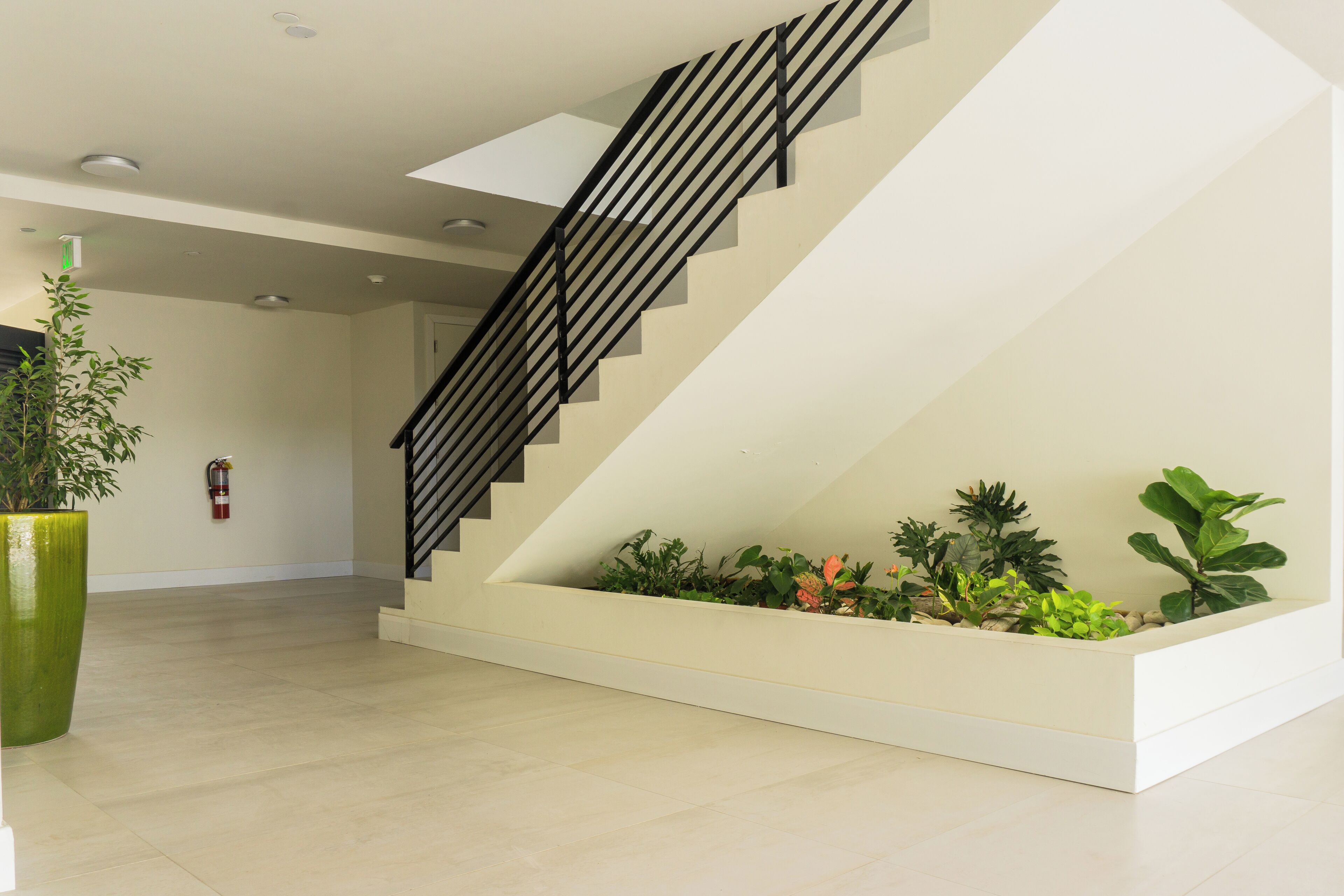 Eine moderne Treppe mit schwarzer Handläufe und einer weißen Wand.