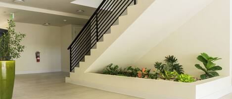 Eine moderne Treppe mit schwarzer Handläufe und einer weißen Wand.