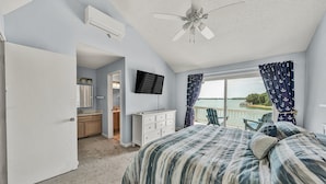 Free WiFi - Gorgeous lake views from every level! (Huddleston)