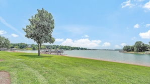 Beach - Gorgeous lake views from every level! (Huddleston)