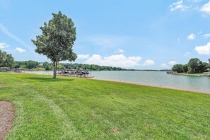 Beach - Gorgeous lake views from every level! (Huddleston)