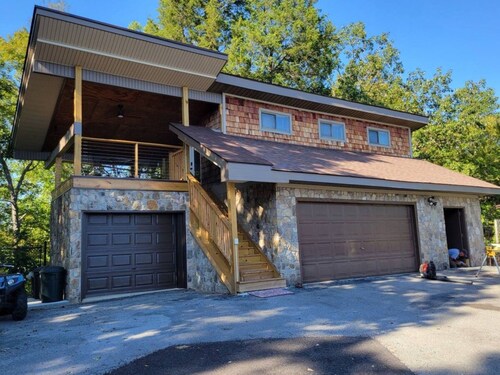 The Wolf Den – Private Lakefront Suite with Mountain Views
