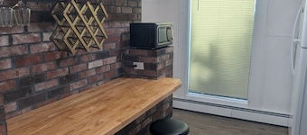 Sunny 1-bedroom apartment in the quiet part of Portland, close to UNE medical
