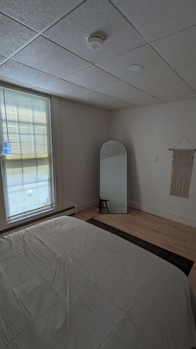 Sunny 1-bedroom apartment in the quiet part of Portland, close to UNE medical