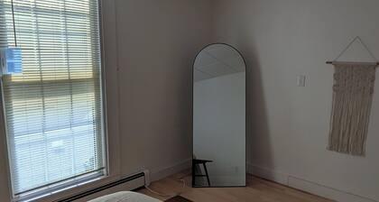 Sunny 1-bedroom apartment in the quiet part of Portland, close to UNE medical