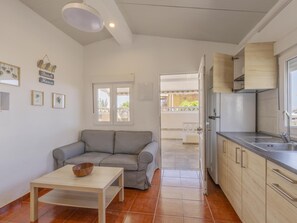 A compact living space with a kitchenette, a sofa, a dining table, and a view to the outside. - CHL El Remo sea and peace, La Palma (Los Llanos de Aridane, El Remo)