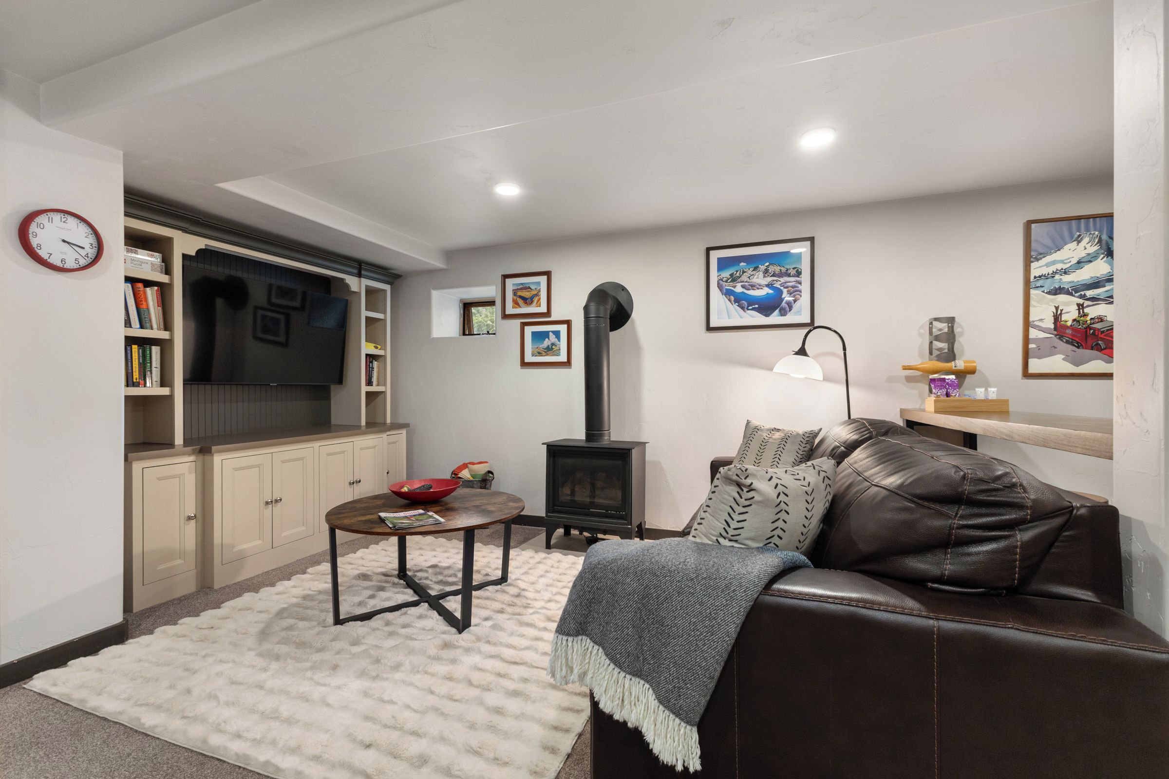 Smart TV, fireplace