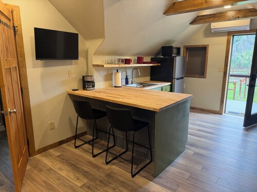 Serene 1-bedroom apartment with AC in scenic Mid-Canon area