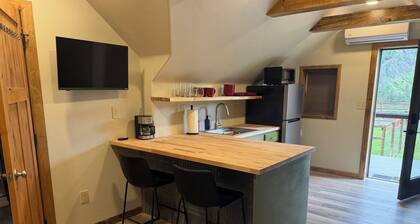 Serene 1-bedroom apartment with AC in scenic Mid-Canon area