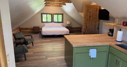 Serene 1-bedroom apartment with AC in scenic Mid-Canon area