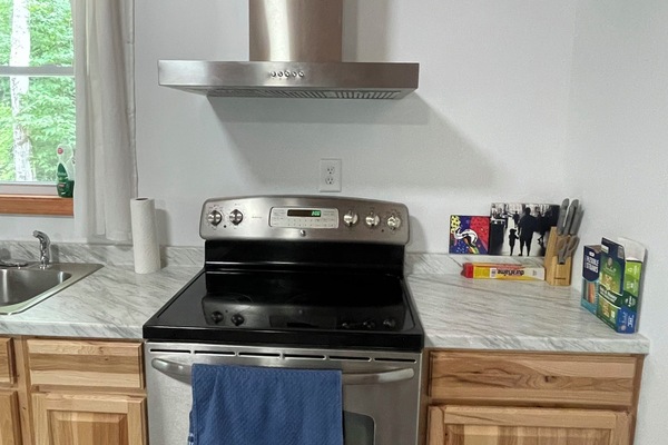 Cafetera o tetera, frigorífico, microondas y horno
