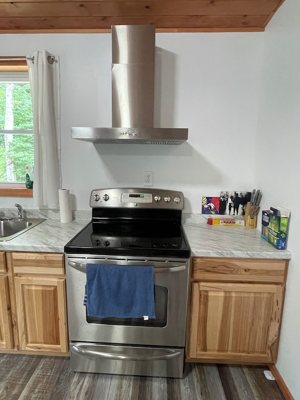A kitchen with a stainless steel range, oven, and a built-in gas stove.