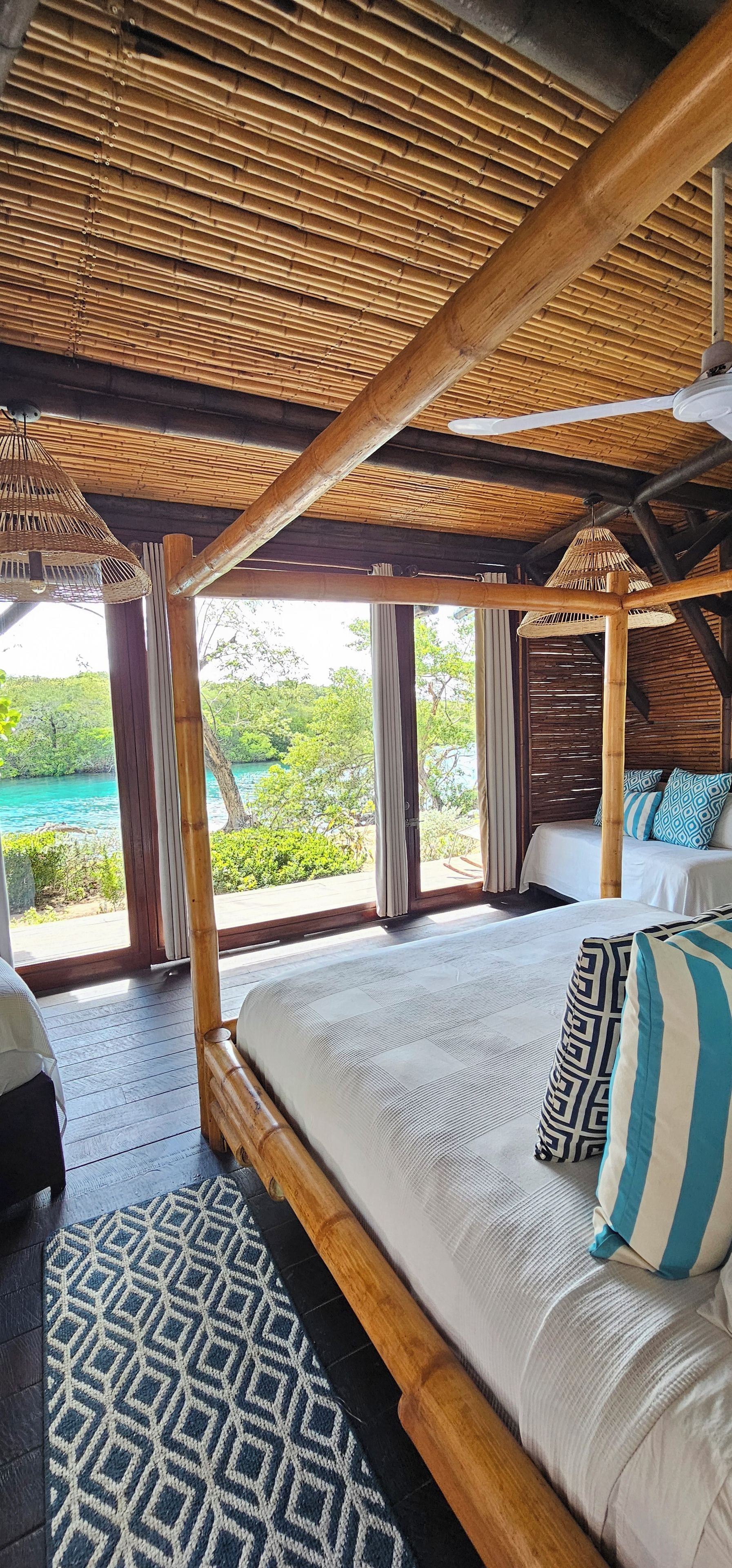 Ein Zimmer mit einem Bett, einem Fenster und Blick ins Freie.