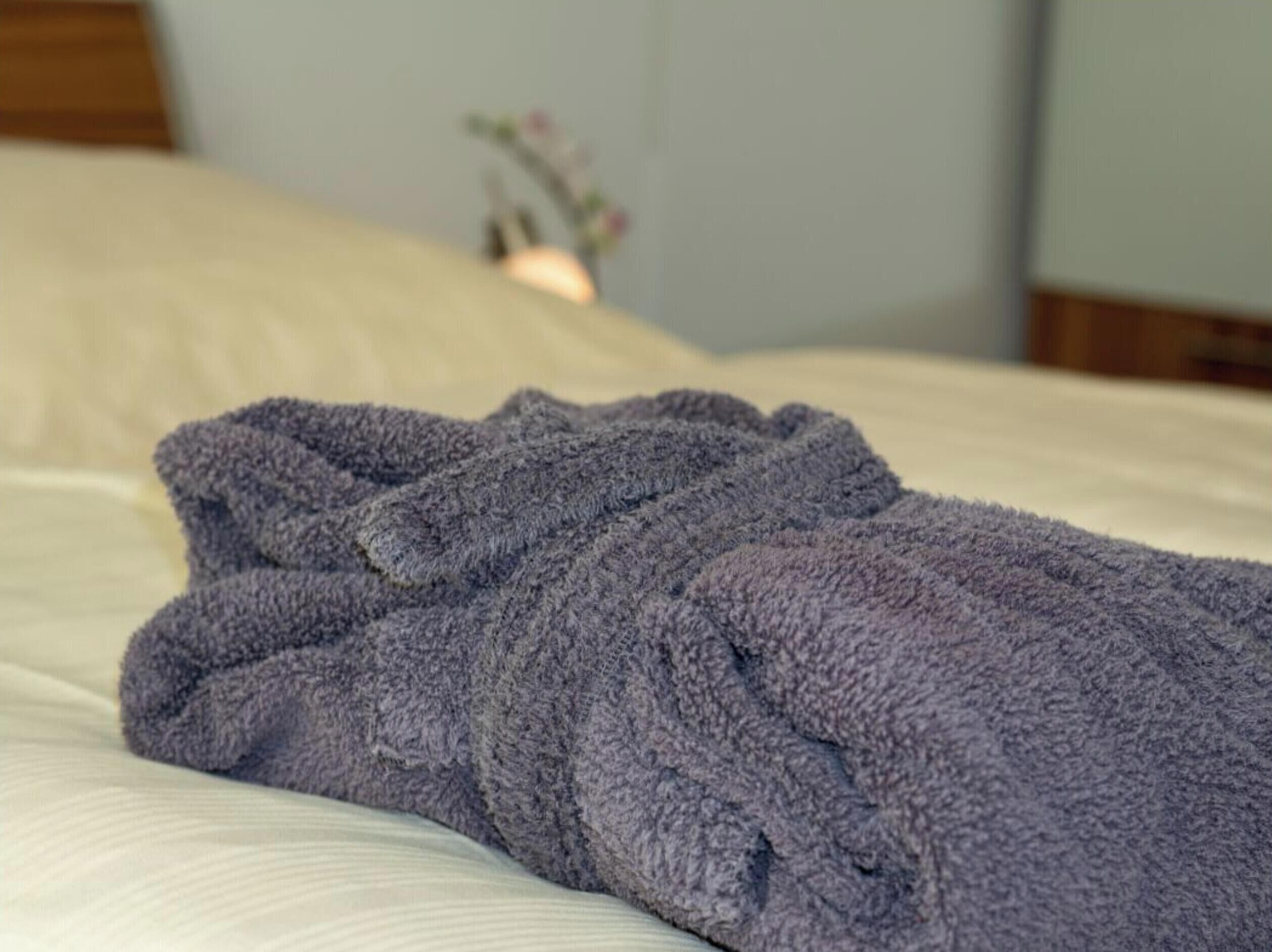 Un lit avec une couverture pliée.