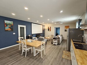 Un espacio habitable moderno con comedor, cocina y zona de estar.