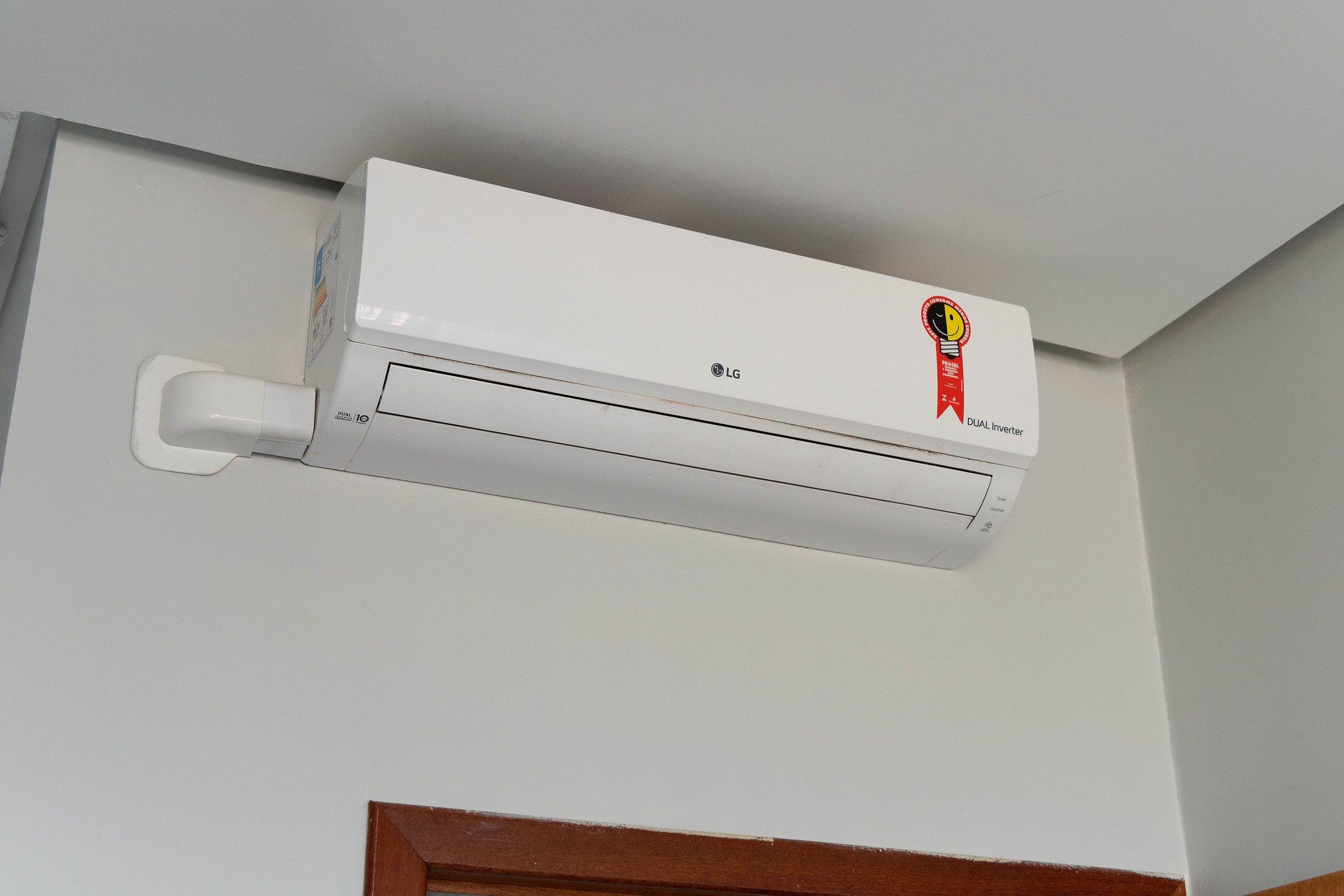 Un equipo de aire acondicionado blanco montado en la pared con etiqueta de doble inversor.