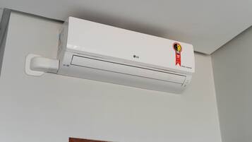 Un equipo de aire acondicionado blanco montado en la pared con etiqueta de doble inversor.