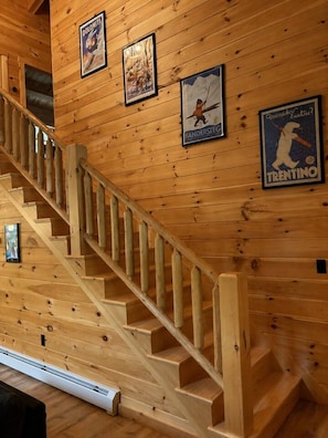 Eine Holztreppe mit Geländer, die zu einer Ebene weiter unten führt.