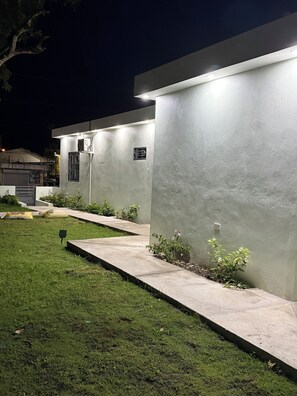 Un bâtiment moderne doté d’une pelouse bien entretenue et d’un chemin menant à l’entrée.