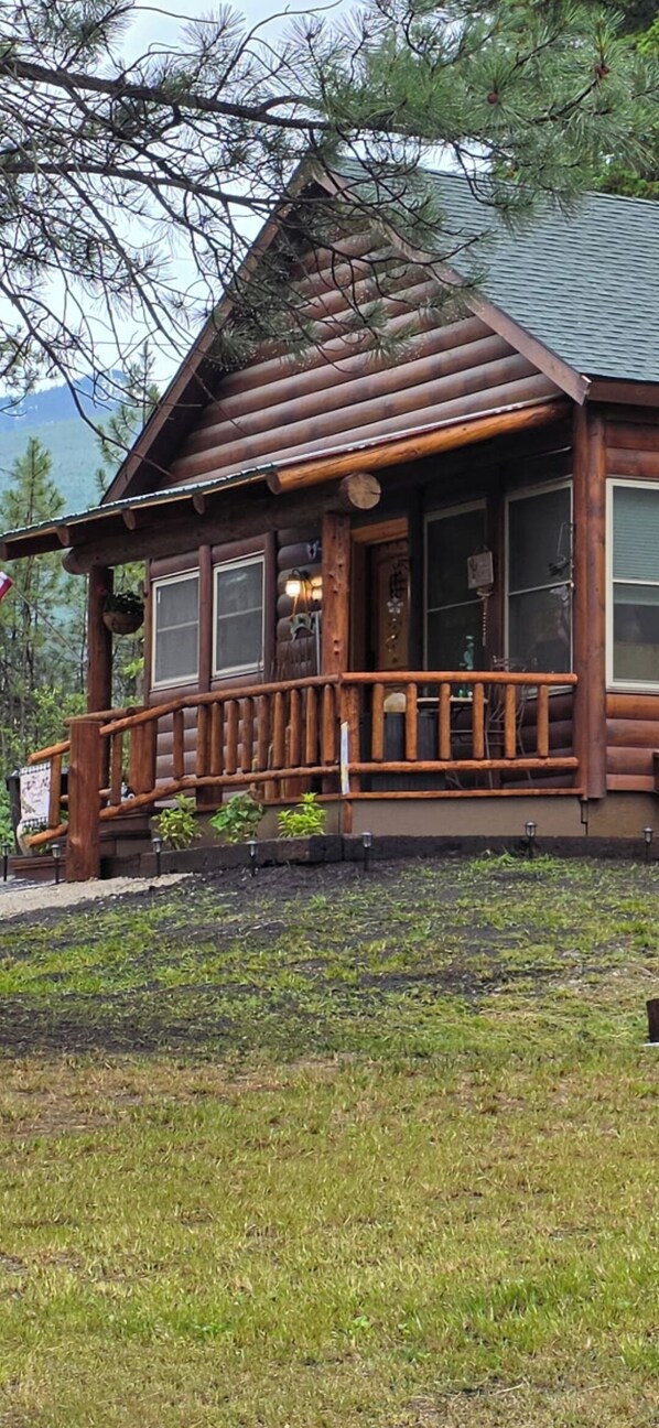 A log cabin with a porch and a chimney. - Cozy 2bdrm, 1 bath cabin right in the middle of the Bitterroot Valley. (Victor)