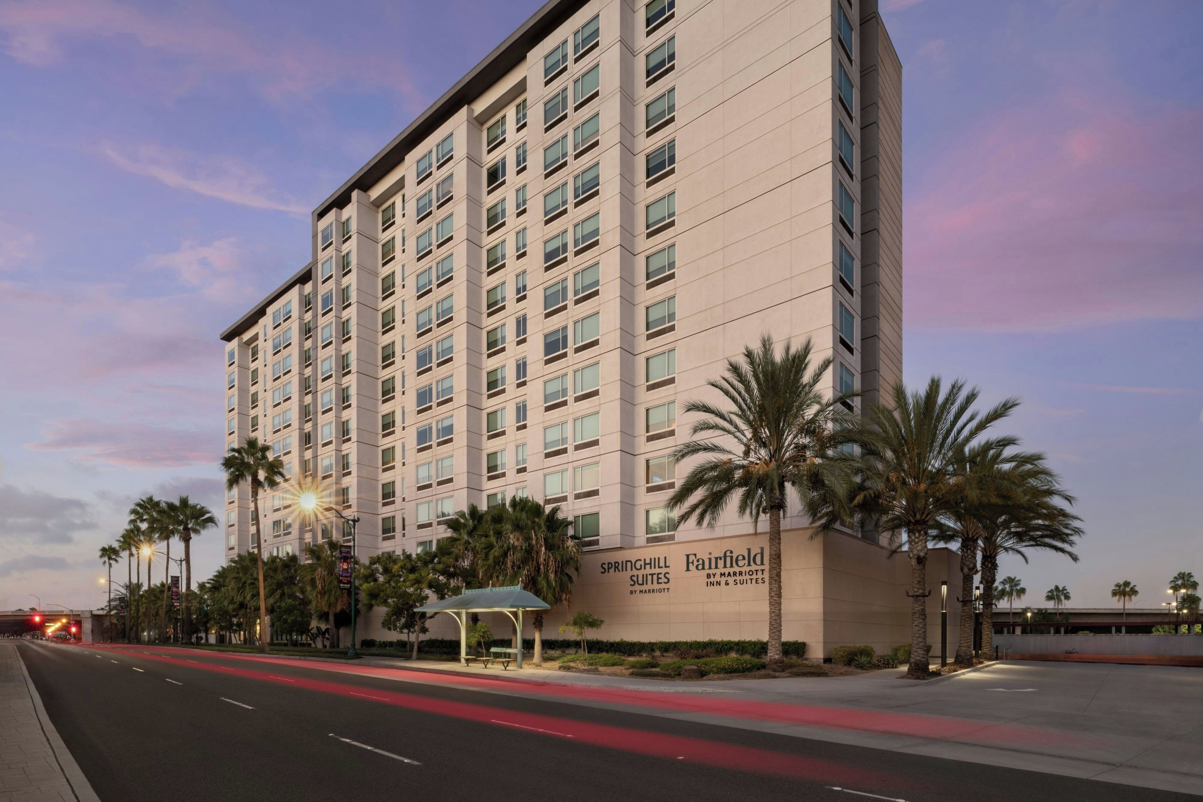 Un hôtel à plusieurs étages, doté d’une façade sobre, de nombreuses fenêtres et d’une enseigne indiquant qu’il appartient au groupe Marriott.