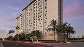 Un hôtel à plusieurs étages, doté d’une façade sobre, de nombreuses fenêtres et d’une enseigne indiquant qu’il appartient au groupe Marriott.