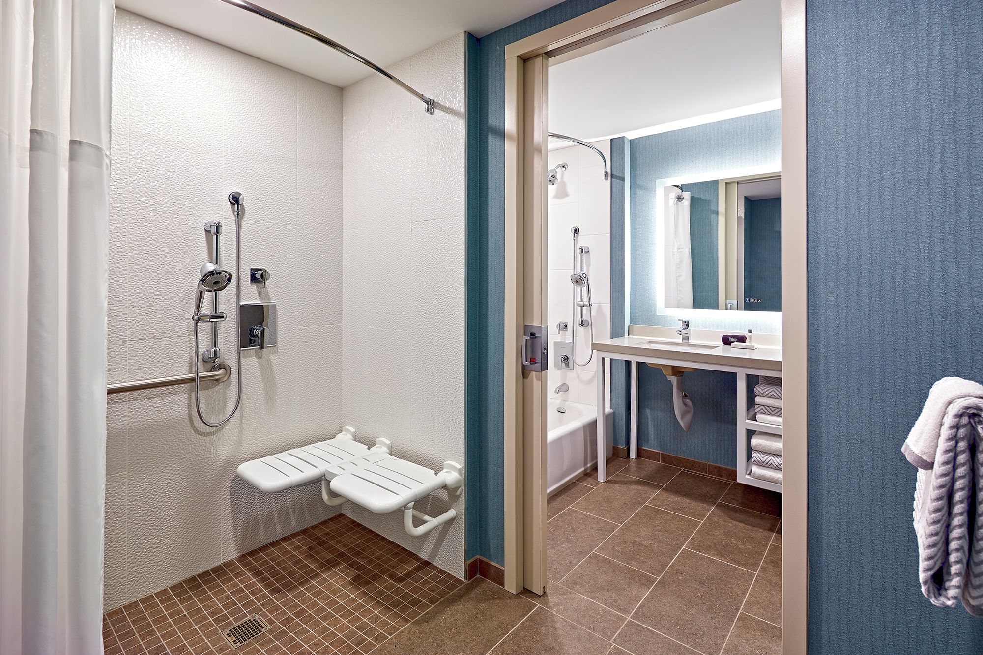 Een badkamer met een douche, toilet en wastafel.