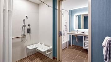 Een badkamer met een douche, toilet en wastafel.