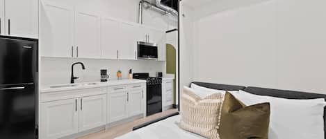 Iron/ironing board, WiFi, bed sheets