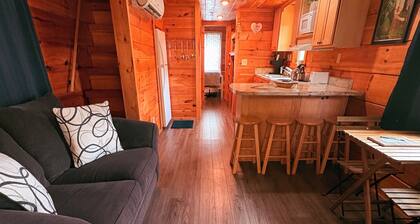 Deluxe Log Cabin On The Santos Mountain Bike Trails In Ocala, FL.
Bougie & Fun~~